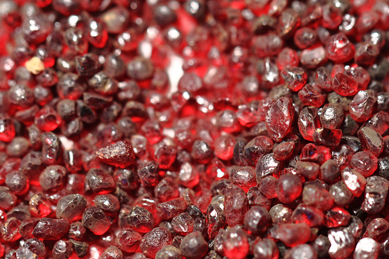 Red pyrope minerals - what color is garnet