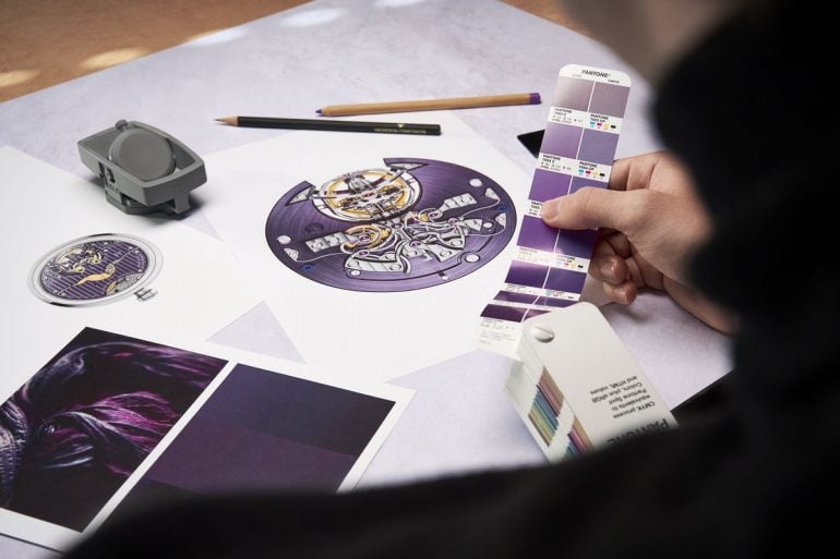 Один очень богатый любитель часов заказал компании Vacheron Constantin создание единственных в своем роде часов, которые будут использоваться в качестве приборной панели на его Rolls-Royce Amethyst Droptail стоимостью 20 млн. долл.