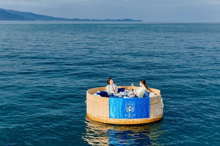 Сеть роскошных отелей в Японии предлагает гостям уникальный опыт караоке в просторной ванне
