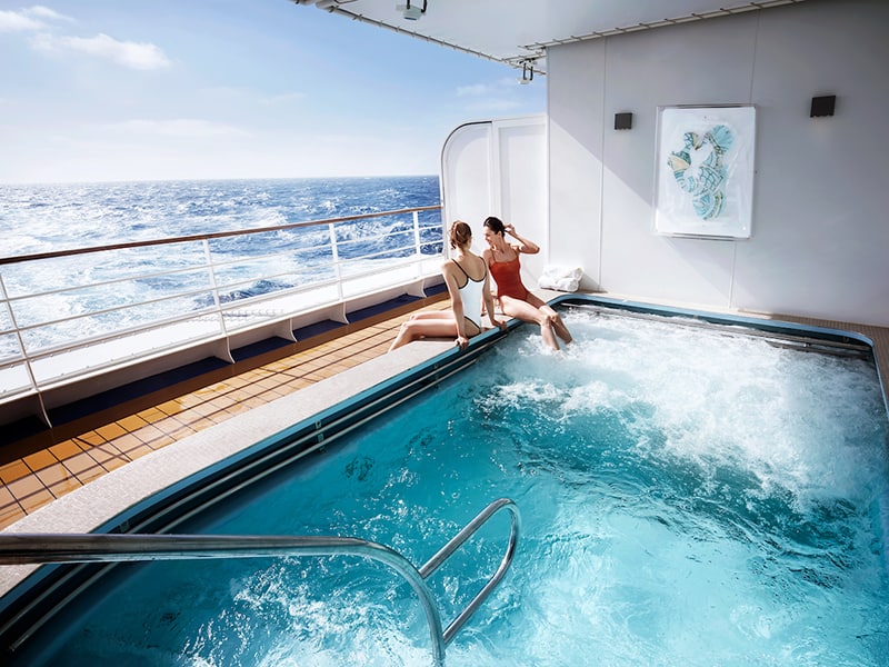Outdoor jacuzzi at Zagara Beauty Spa on board Silver Muse