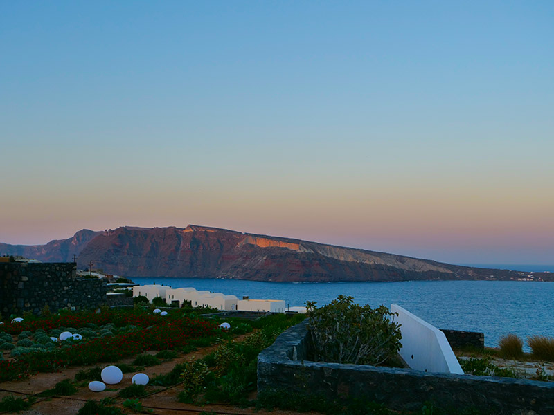 Вид на остров Тирассия с острова Санто-Пьюр