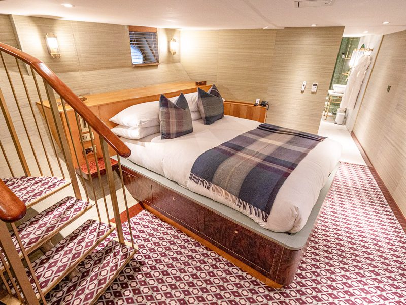 Потрясающая спальня в дуплекс-люксе Fingal Classic
