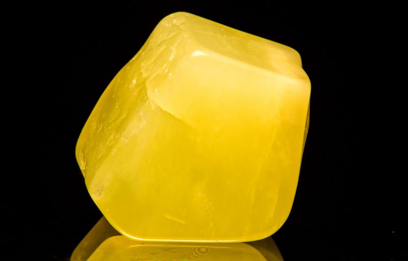 Драгоценный камень желтый нефрит