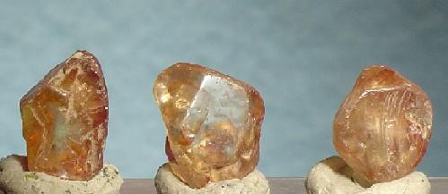 Камни с желтым цирконом