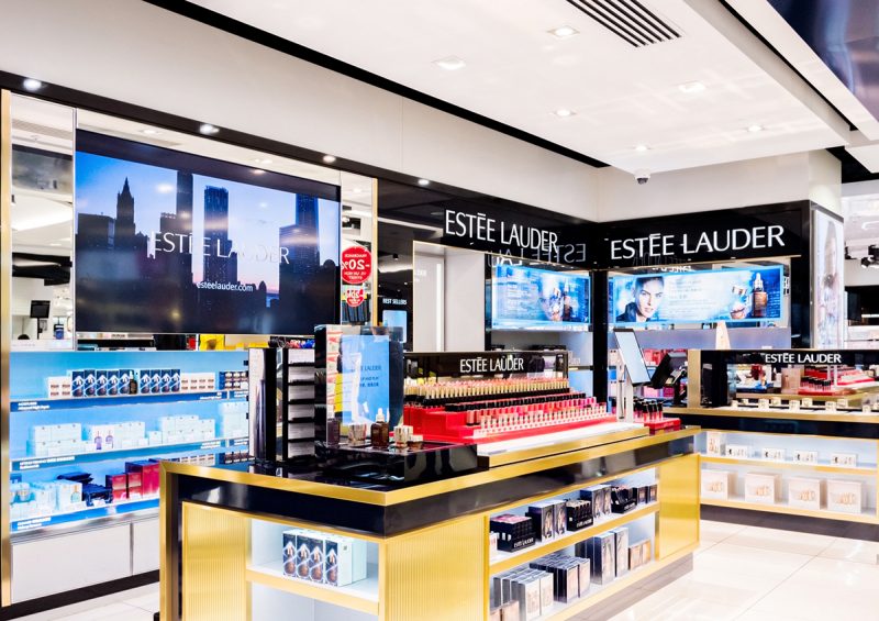 Парфюмерия и косметика Estee Lauder в магазине-бутике