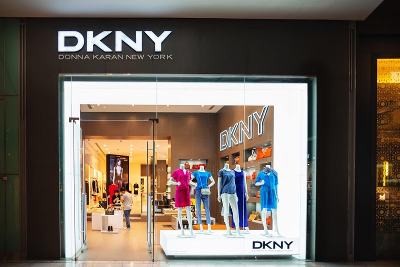 Витрина магазина DKNY, расположенного в торговом центре The Dubai Mall