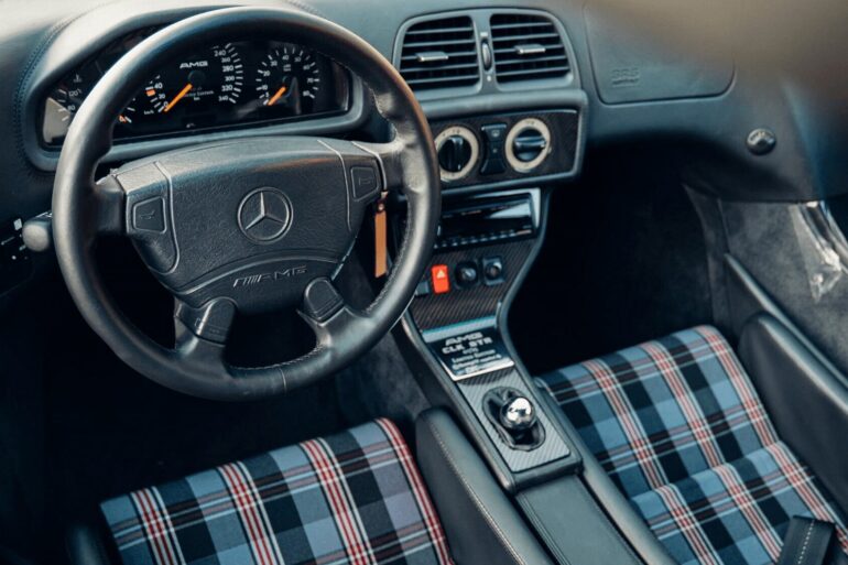 На торги выставлена пара редких дорожных версий гоночного автомобиля Mercedes-Benz AMG CLK GTR