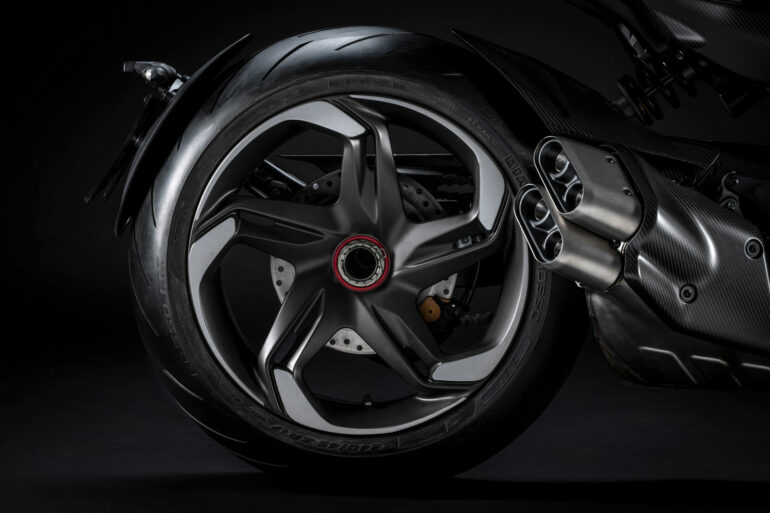 Ducati сотрудничает с Bentley, чтобы создать лимитированную серию Diavel V4 стоимостью 90 000 долларов, вдохновленную потрясающим купе Batur