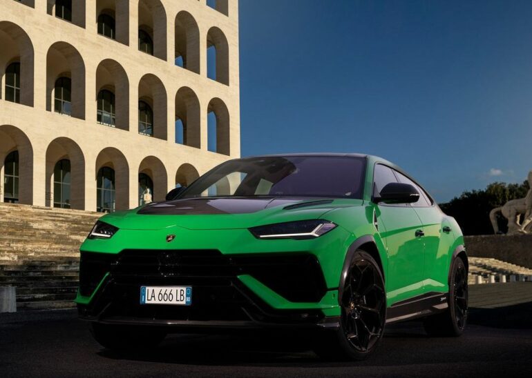 Богатые никогда не были так богаты. Спросите у Lamborghini: итальянская марка распродала все свои суперкары до 2026 года.