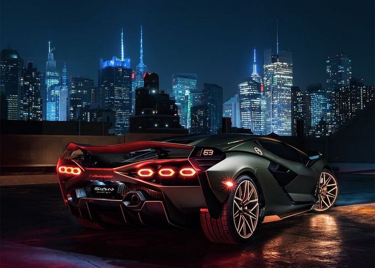 Богатые никогда не были так богаты. Спросите у Lamborghini: итальянская марка распродала все свои суперкары до 2026 года.