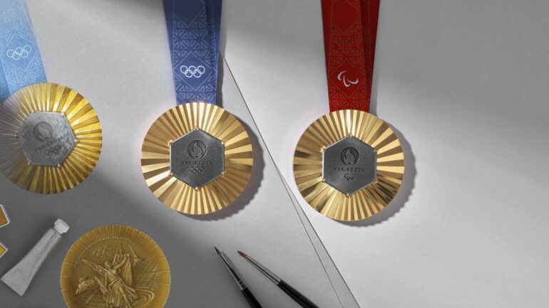 Ювелирный бренд LVMH Chaumet разработал дизайн медалей для Олимпийских и Паралимпийских игр в Париже 2024 года.