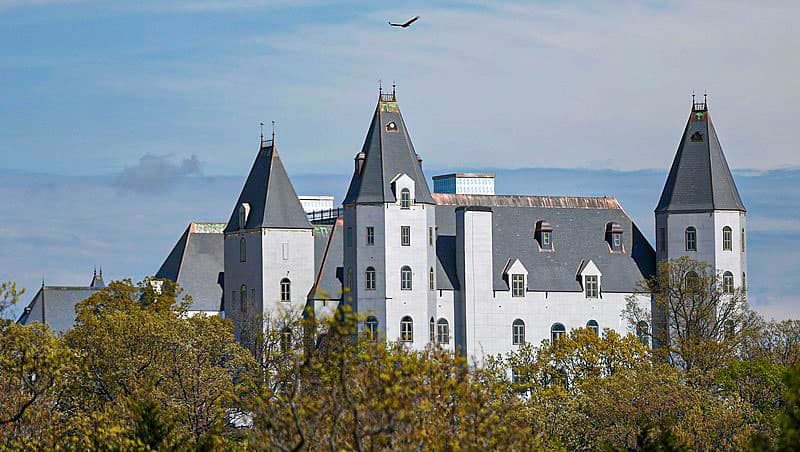 Chateau Pensmore in Missouri is one of the largest houses in the USA