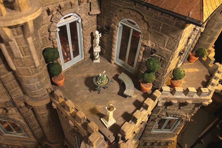 Этот невероятно детализированный миниатюрный кукольный домик, создававшийся 13 лет