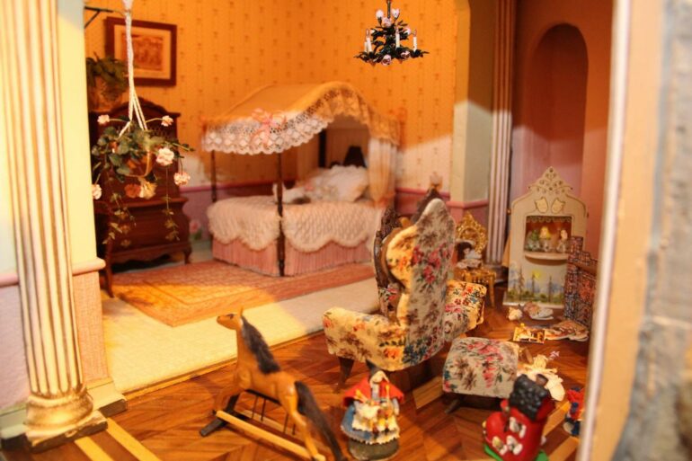 Этот невероятно детализированный миниатюрный кукольный домик, создававшийся 13 лет