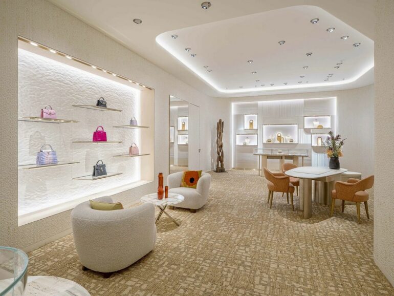 Эксклюзивно для своих безумно богатых клиентов Louis Vuitton открыл первую в мире квартиру Louis Vuitton Apartment в Сингапуре.