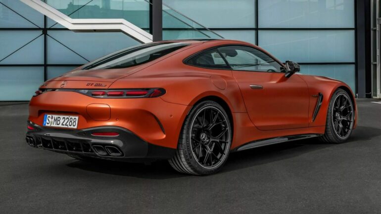 Mercedes-AMG GT 63 S E Performance 2025 года - это 805-сильный зверь с гибридной силовой установкой.