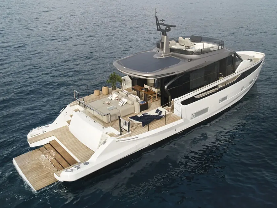 Обзор яхты Azimut Seadeck Series которая парит над волнами