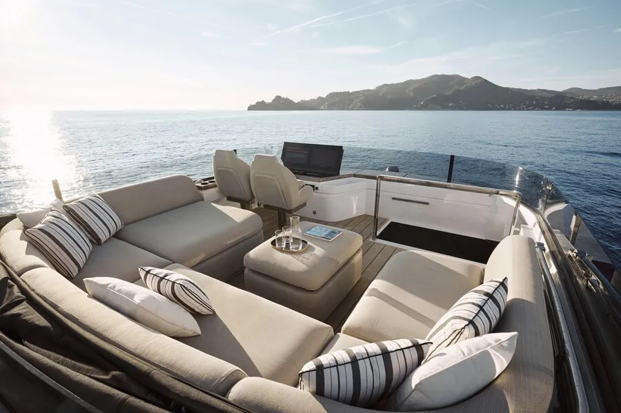Обзор яхты Azimut Seadeck Series которая парит над волнами